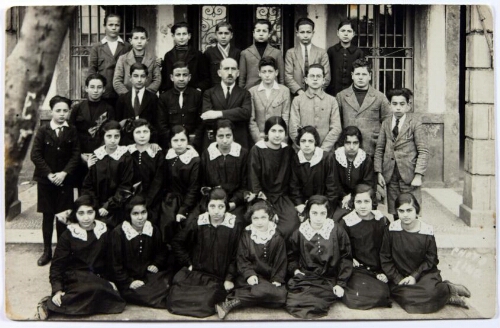 Raphaël Pontremoli, grand père maternel d'Henri Nahum, entouré des élèves de sa classe à l'école de la Bene Berith (B'nei Brit)